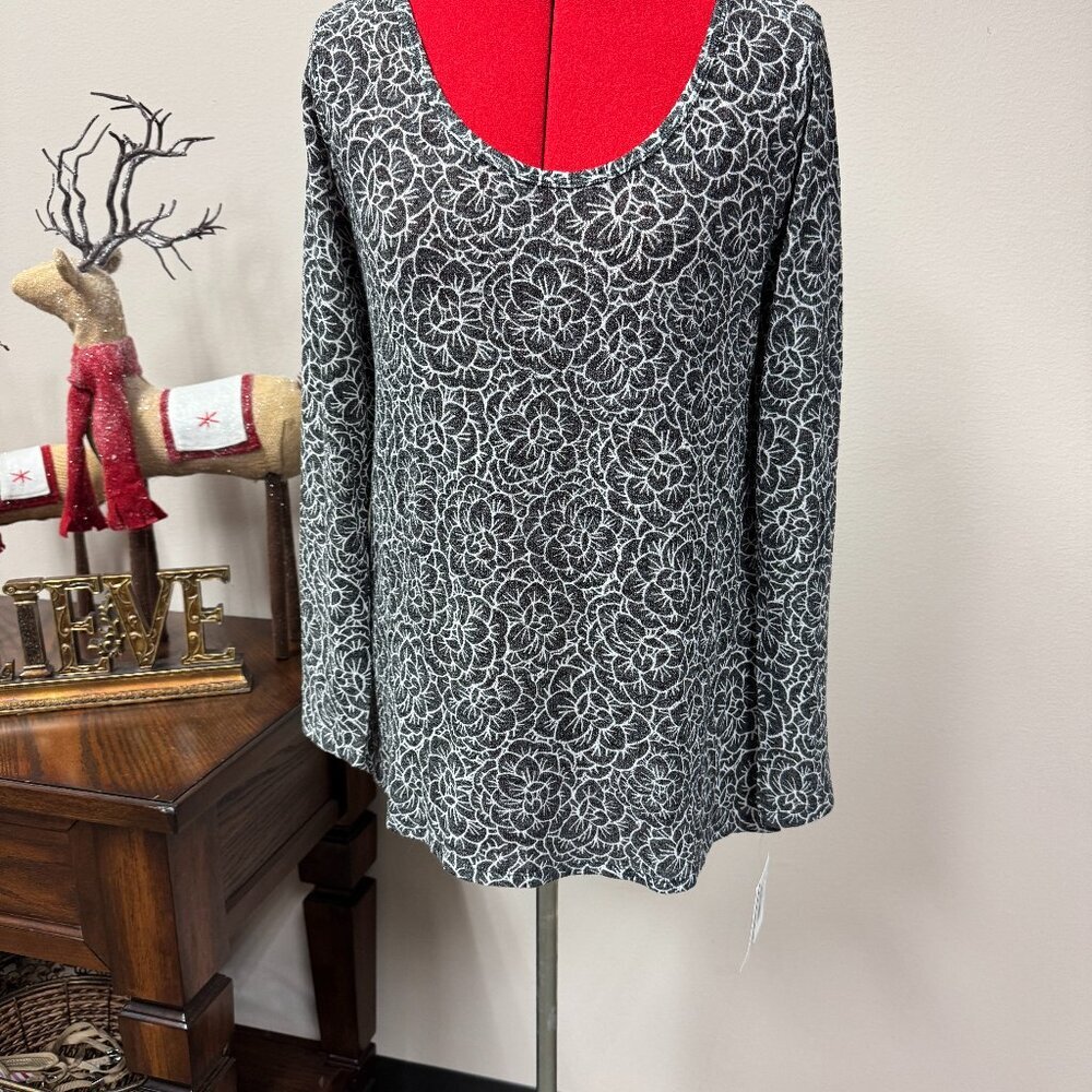 LuLaRoe Lynnae Long Sleeve Top dark grey and white floral NEW size M